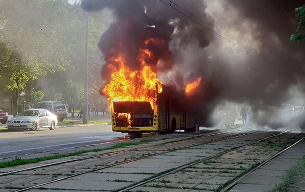 В центре Киева взорвался и сгорел автобус (видео)