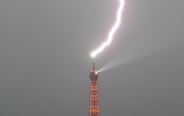 В Эйфелеву башню попала молния (фото, видео)