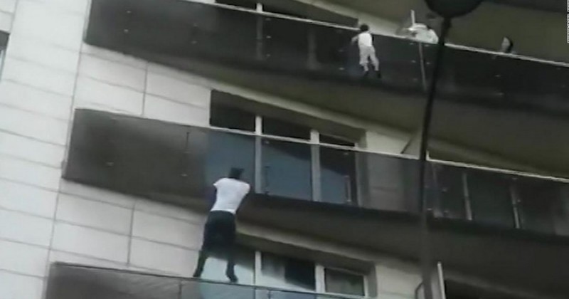 Во Франции мигрант вскарабкался на 5 этаж и спас ребенка от падения (видео)
