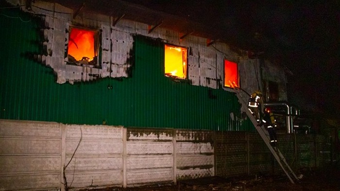 Пожар на предприятии под Киевом тушили всю ночь (видео)