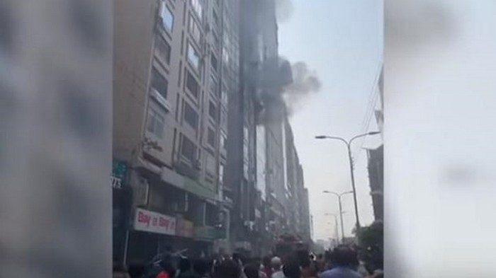 В Бангладеш горит небоскреб: люди прыгают из окон (видео)