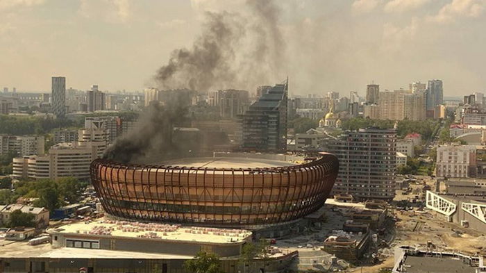В Екатеринбурге загорелась ледовая арена (видео)