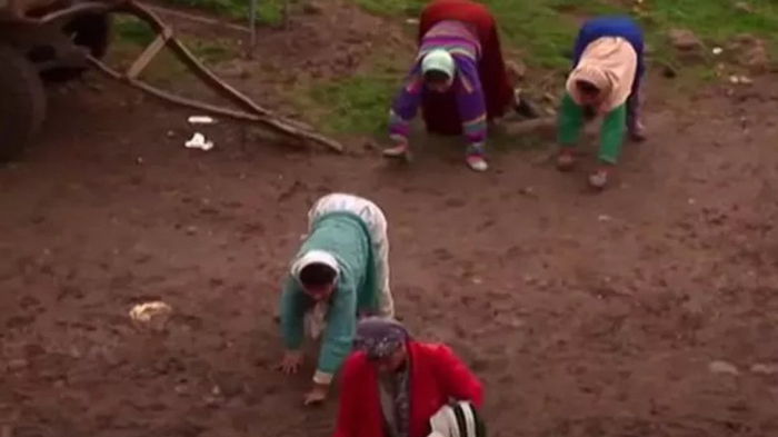 «Недостающее звено»: необычная семья, которая ходит на четвереньках, потрясла мир (видео)