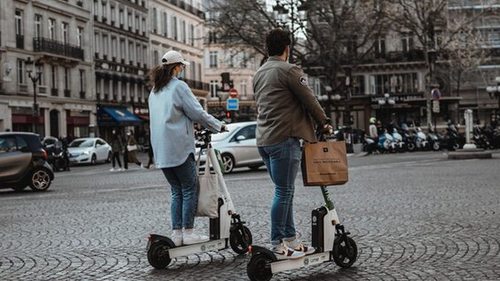 Париж первым из европейских столиц запрещает прокат электросамокатов