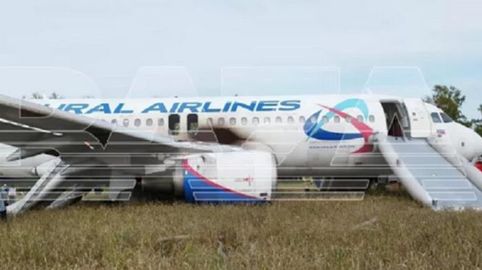 В РФ пассажирский самолет экстренно сел в поле