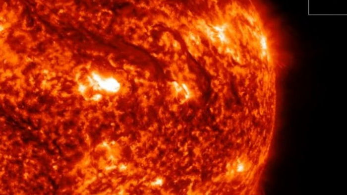 Самое большое извержение на Солнце. К Земле летит огромный поток горячей плазмы
