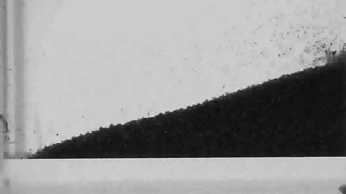 Нарушая законы физики. Ученые создали песок, который сыплется вверх, а не вниз (видео)