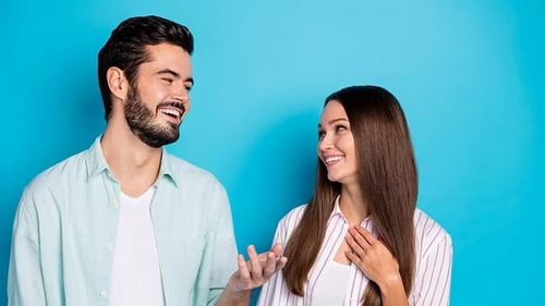 Путь к сердцу через юмор. Ученые выяснили, почему женщины предпочитают веселых мужчин