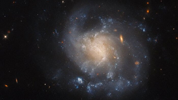 Телескоп Hubble сделал фото спиральной галактики в созвездии Рыбы