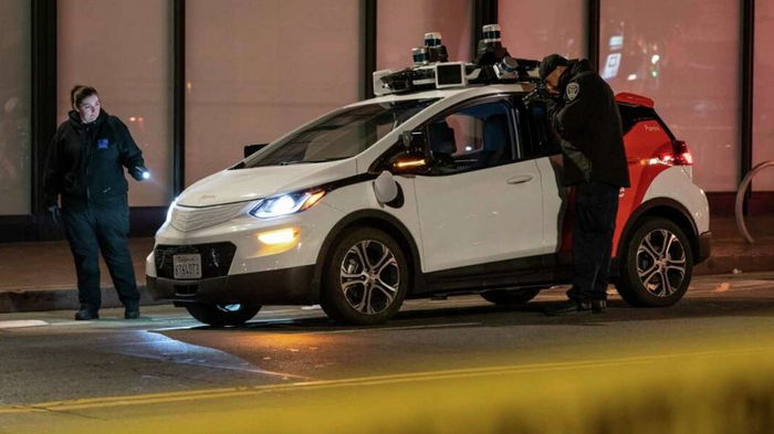 Восстание машин: в США беспилотное такси сбило женщину и остановилось над ней (фото)