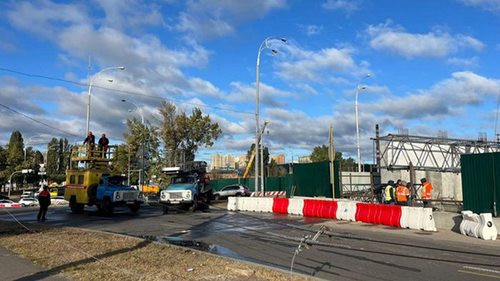 В Киеве упал строительный кран, на Оболони изменили движение транспорта
