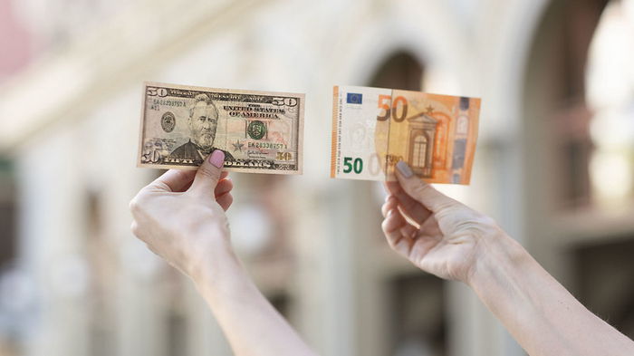Доллар перешел к снижению, евро резко подешевел: официальные курсы на 26 октября