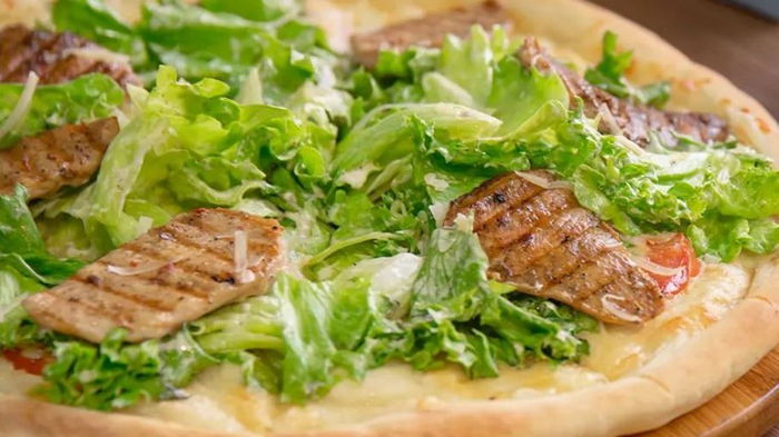 Пицца «Цезарь»: почти салат, но есть большой нюанс
