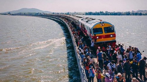 В Таиланде анонсировали запуск «плавающего поезда»