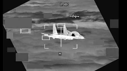 Китайский истребитель прошел всего в трех метрах от американского B-52 (видео)