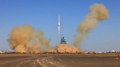 Китай отправил троих космонавтов на свою станцию