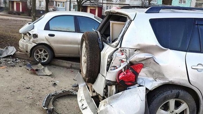В Харькове Lexus врезался в четыре припаркованных авто (фото)