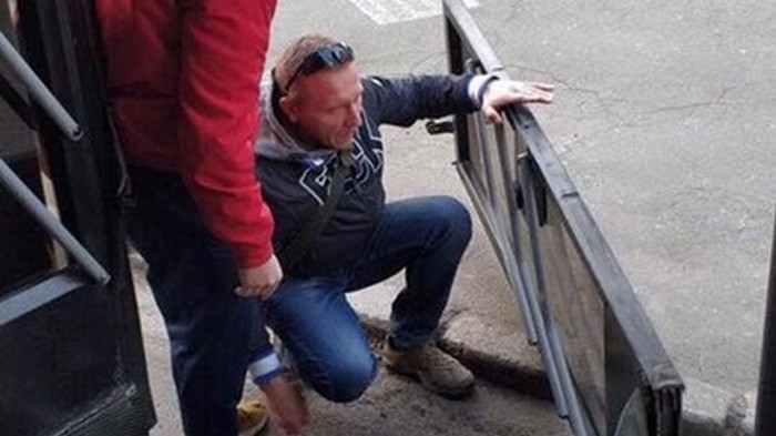 В Киеве мужчина выпал из троллейбуса вместе с дверью