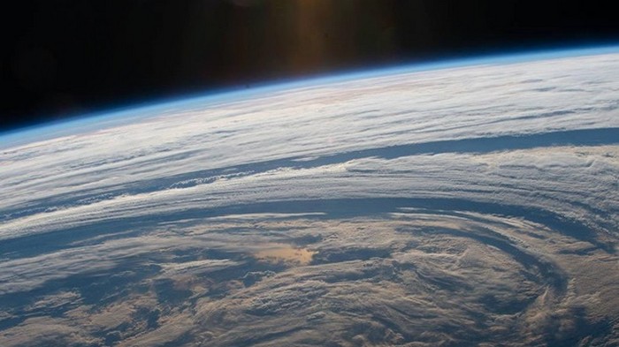 Астронавт снял гигантские облачные круги над Землей