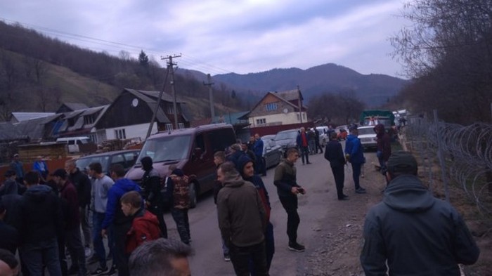 Жители Закарпатья перекрыли трассу Рахов – Мукачево