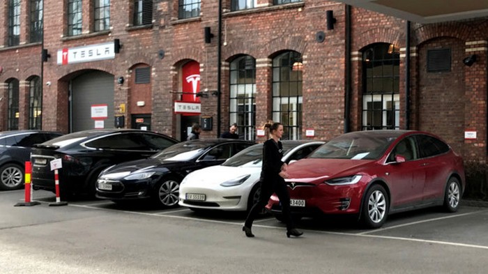 Впервые за два года Tesla снизила поставки авто