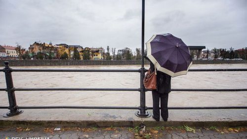 На большей части Украины дожди, местами сильный ветер: погода на завтра