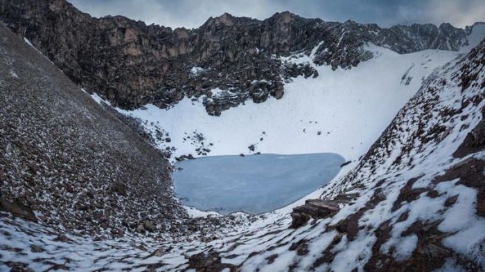 Жуткая тайна Гималаев: ученые объяснили, как сотни людей оказались в Озере Скелетов