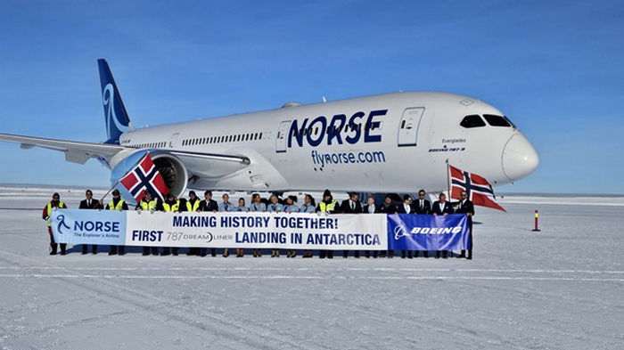 В Антарктиде впервые приземлился пассажирский самолет (видео)