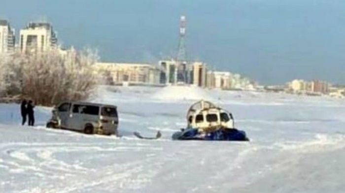 В РФ несколько авто затонули во время переправы по реке