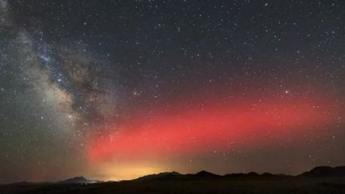Ракеты SpaceX проделывают дыры в атмосфере Земли: ночью они светятся красным и пугают ученых