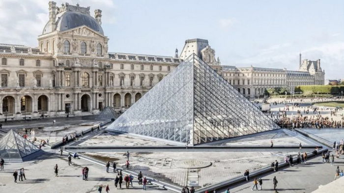 В парижском Лувре поднимут цены на входные билеты с 2024 года
