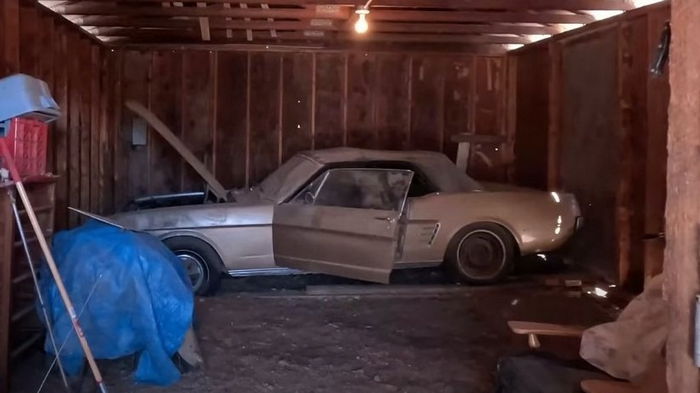 Заброшенный спорткар Ford Mustang 60-х впервые помыли за 44 года (видео)