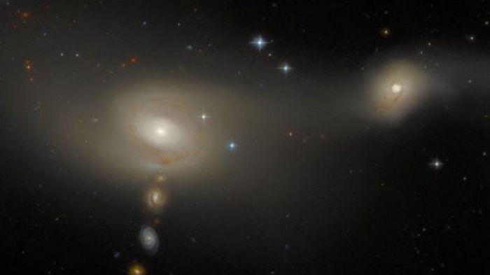 Как парад планет. Телескоп Хаббл запечатлел идеально выстроенные в одну линию галактики (фото)