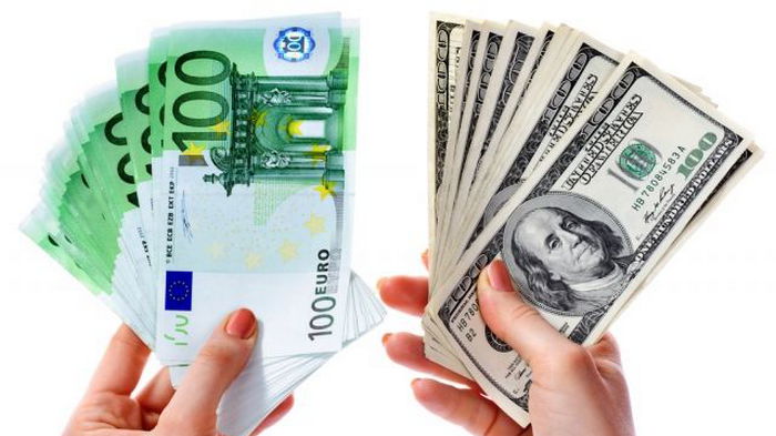 Доллар и евро подскочили в конце года: свежий курс в обменниках