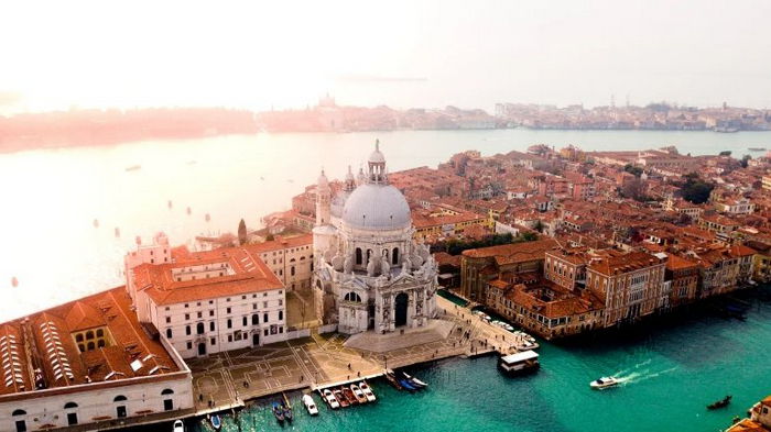 В этом году в Венеции запретят крупные туристические группы и громкоговорители
