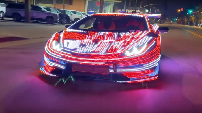 Суперкары превратили в гирлянды на колесах и устроили новогодний дрифт (видео)