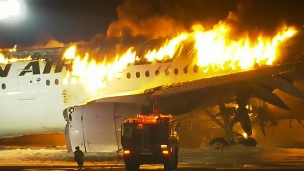 В Японии столкнулись самолеты: один — сгорел