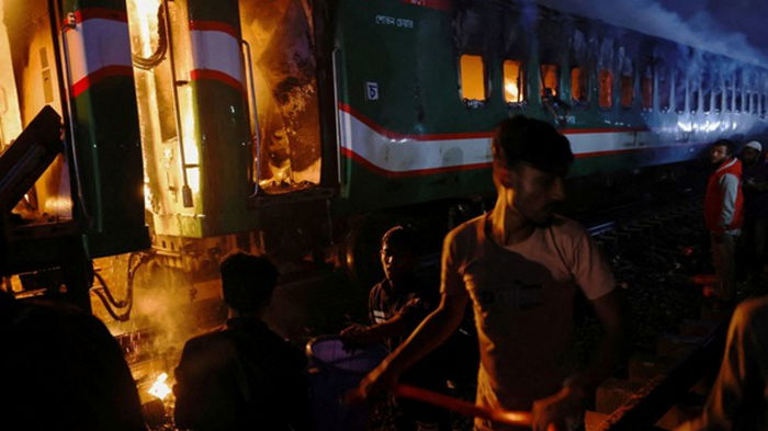 В Бангладеш перед выборами неизвестные подожгли поезд, есть жертвы