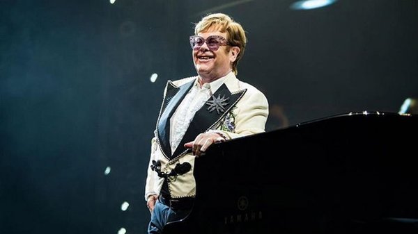 Элтон Джон выставит на аукцион личные вещи стоимостью $10 млн