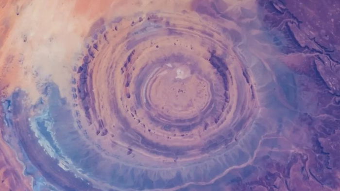 Если взглянуть на Сахару из космоса, можно увидеть ее гигантский «глаз»: 50 км в диаметре (видео)