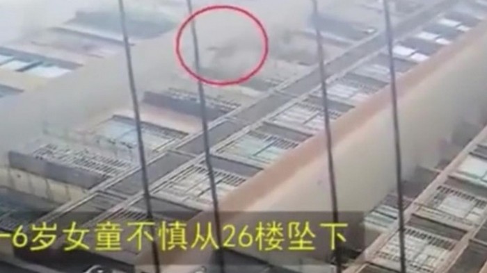 Ребенок выпал с 26 этажа и отделался переломом руки (видео)