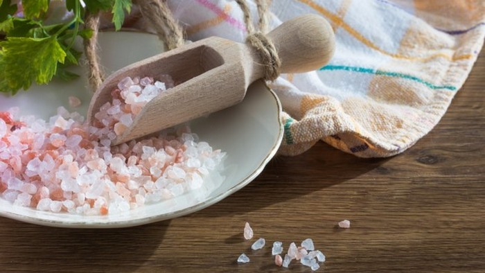 Ослабляет кости и вызывает ожирение: почему нужно есть меньше соли?
