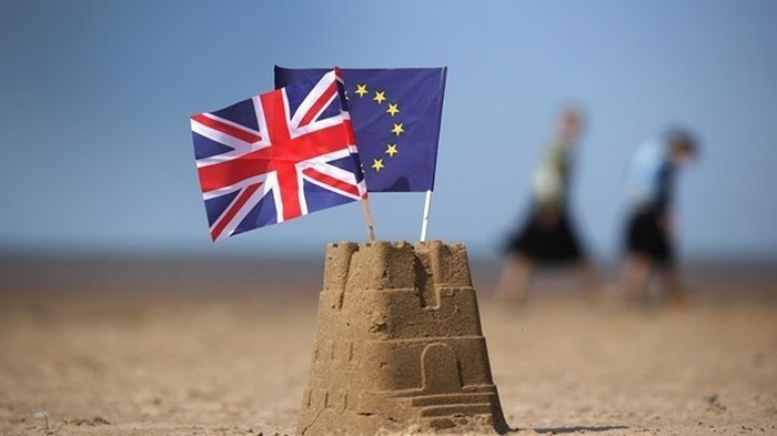 Британцам начали выдавать паспорта без слов ЕС на обложке