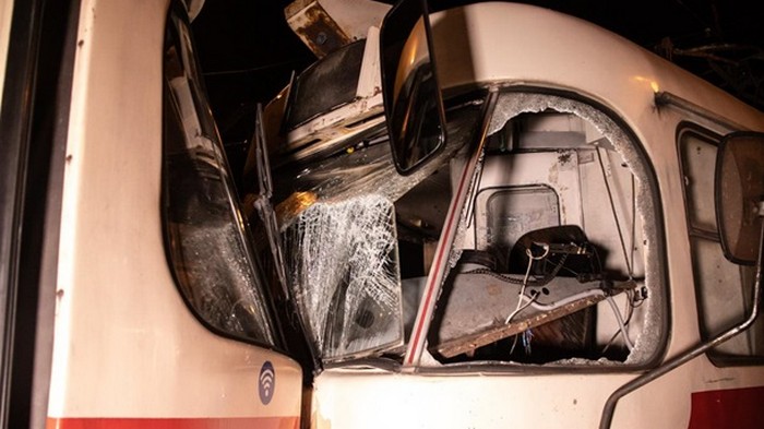 В Киеве произошло лобовое столкновение трамваев, есть пострадавшие (видео)