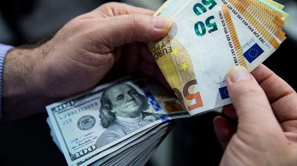 НБУ повышает официальный курс доллара третий день подряд