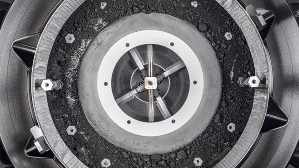 Прошло 4 месяца. NASA показало, что находится в контейнере с образцами астероида Бенну (фото)