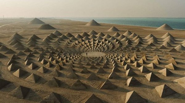 В Абу-Даби создали инсталляцию из 448 пирамид (фото)