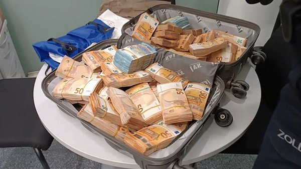 В Германии задержали украинского пенсионера с 500 тыс. евро в чемодане