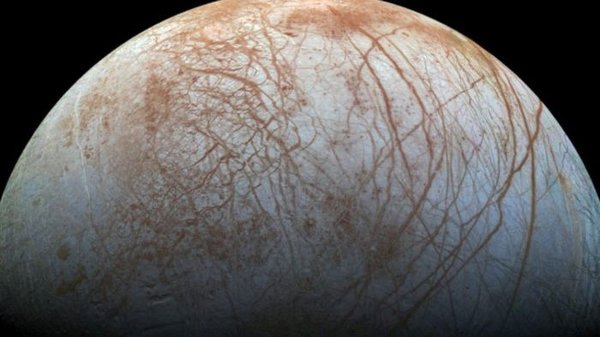 Аппарат NASA обнаружил признаки активности на спутнике Юпитера Европе (фото)