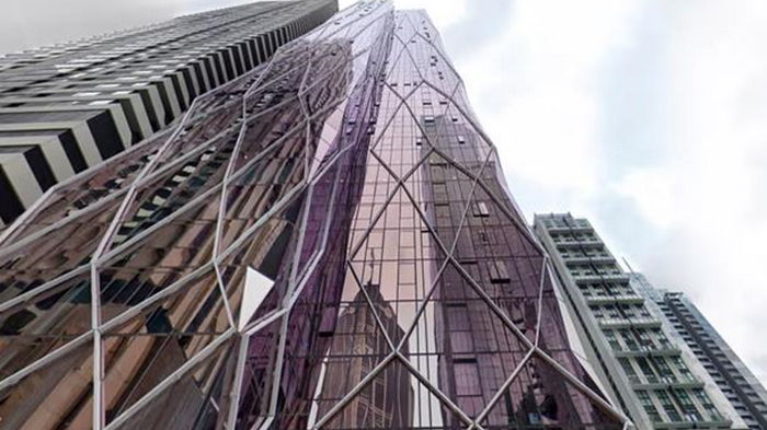 В Австралии мужчина без страховки залез на 163-метровый небоскреб